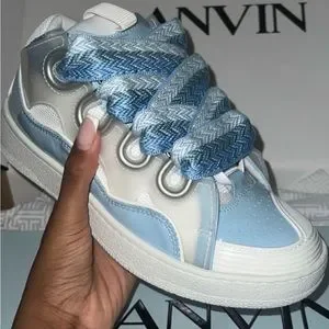 【関税込み】Lanvin ブルー スエード Curb Lite スニーカー Lanvinのブルー スエード Curb Lite スニーカーがセール中